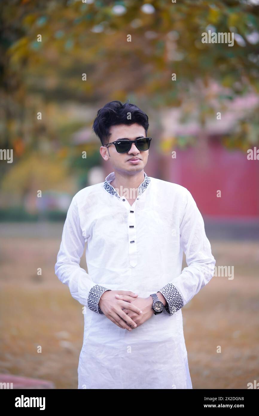 700+ Best Boy Poses & Style Ideas Hi-Res Bild Download | neue Fotoshootings stylische Pose Ideen für Jungen | kostenlose Stockfotos auf Alamy herunterladen Stockfoto