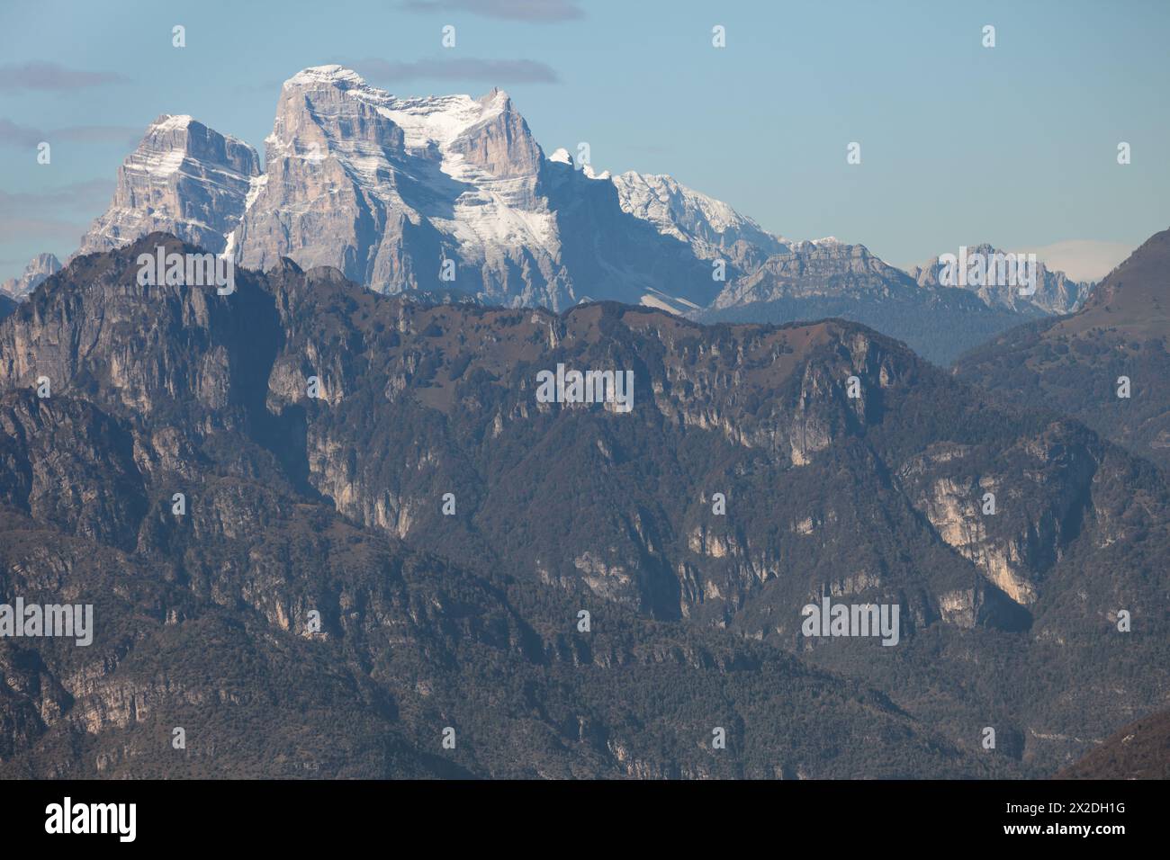 Dolomiten vom Cansiglio aus gesehen, Monte Pelmo im Vordergrund Stockfoto