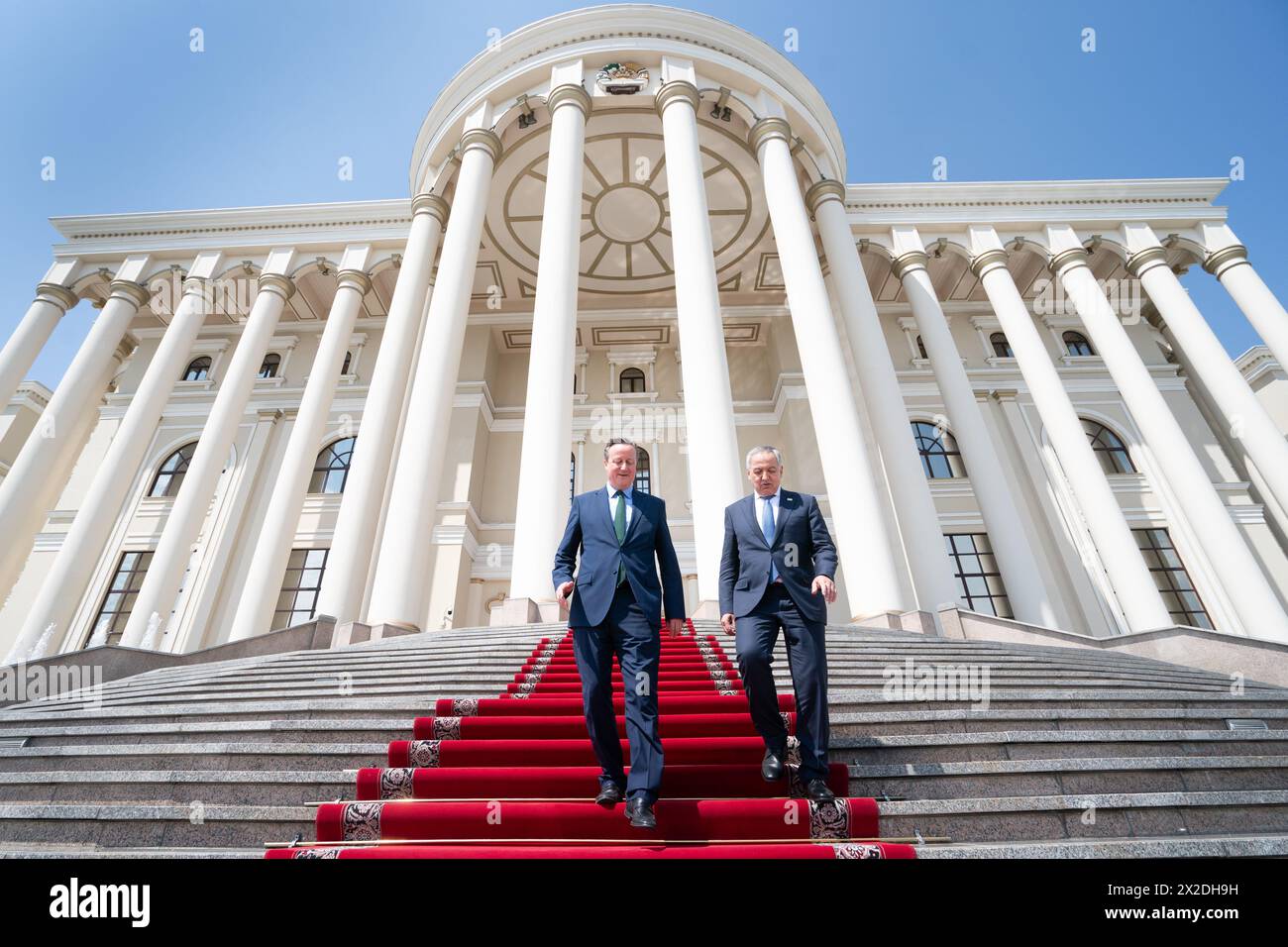 Außenminister David Cameron verlässt den Präsidentenpalast in Duschanbe mit dem tadschikischen Außenminister Sirojiddin Muhriddin, nachdem er sich mit dem Präsidenten getroffen hatte, während er Tadschikistan während seiner fünftägigen Reise durch Zentralasien besucht. Bilddatum: Montag, 22. April 2024. Stockfoto