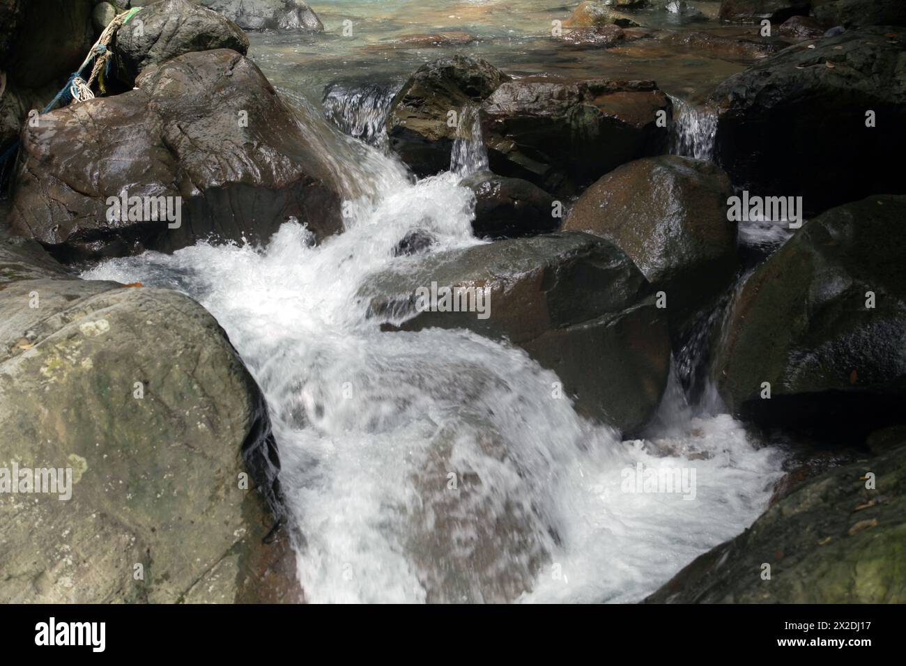 Wasser fließt auf Flussfelsen Stockfoto