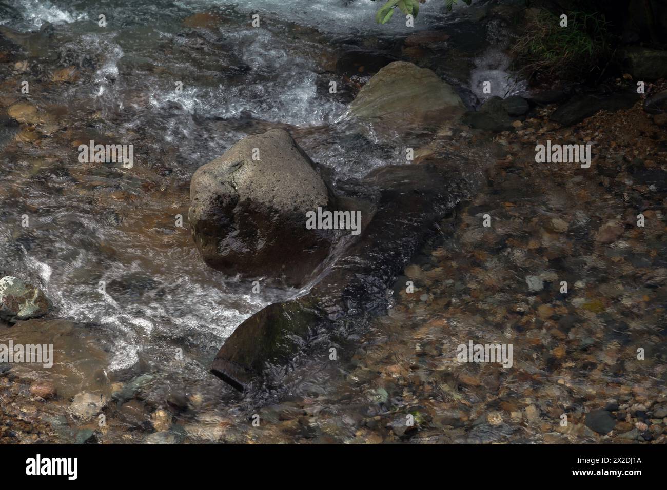Wasser fließt auf Flussfelsen Stockfoto