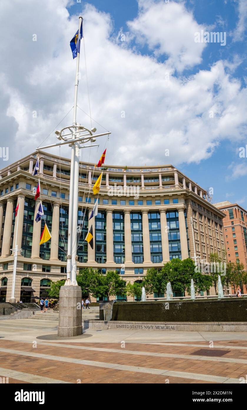 Das US Navy Memorial Plaza, Park in Washington D.C. ehrt diejenigen, die in der Navy gedient haben oder gerade in der Marine dienen, Marine Corps, Coast Guard, an Stockfoto