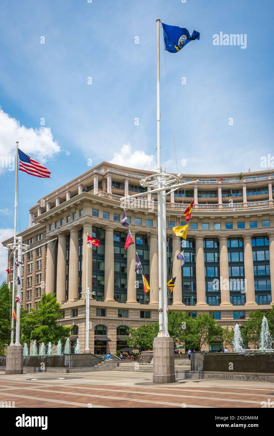 Das US Navy Memorial Plaza, Park in Washington D.C. ehrt diejenigen, die in der Navy gedient haben oder gerade in der Marine dienen, Marine Corps, Coast Guard, an Stockfoto