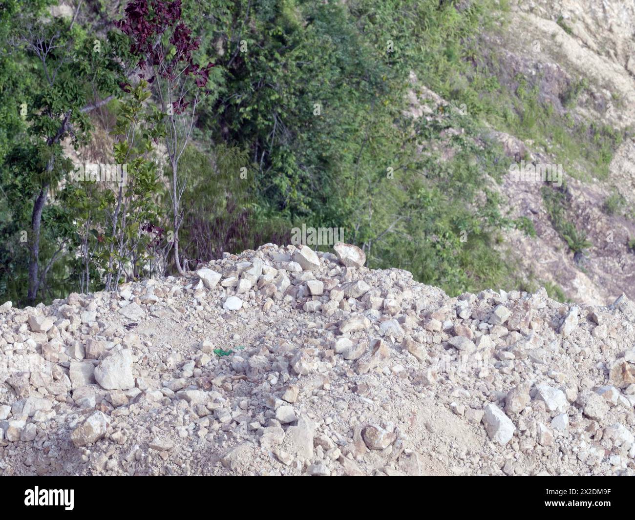 Kalksteinstruktur in den Bergen. Hintergrund der Gesteinsstruktur Stockfoto