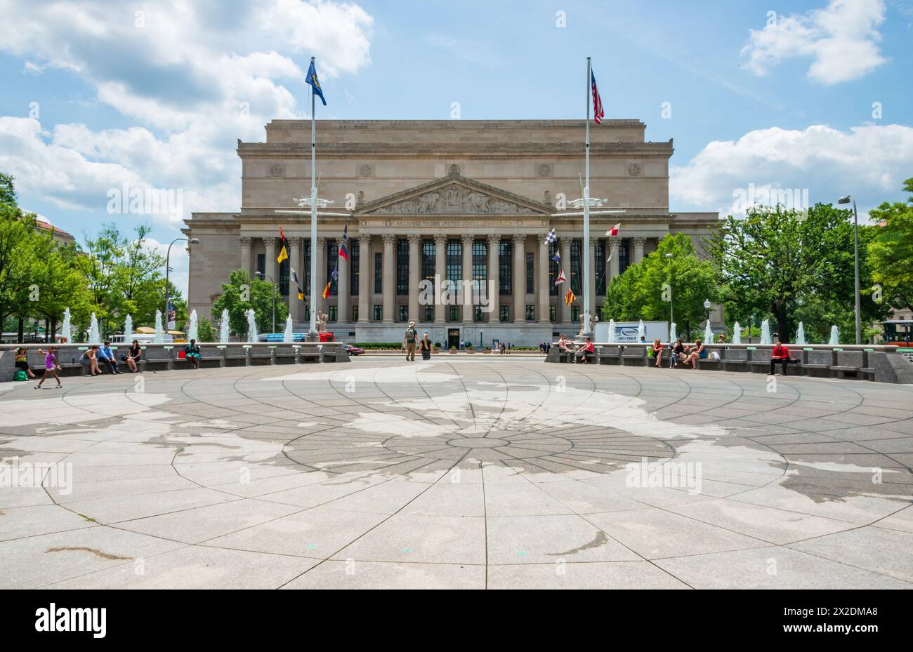 Das US Navy Memorial Plaza, Park in Washington D.C. ehrt diejenigen, die in der Navy gedient haben oder gerade in der Marine dienen, Marine Corps, Coast Guard, an Stockfoto