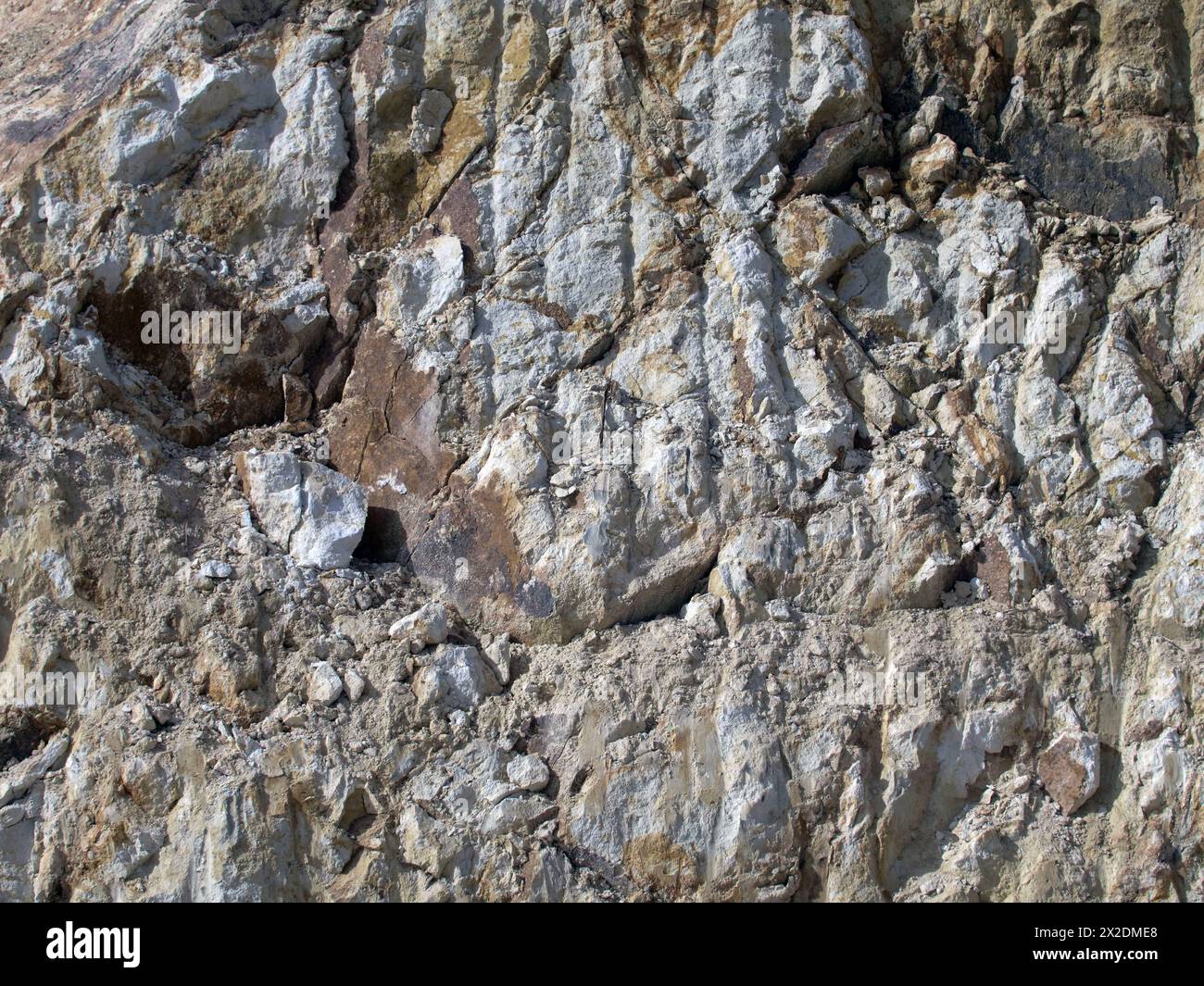 Kalksteinstruktur in den Bergen. Hintergrund der Gesteinsstruktur Stockfoto