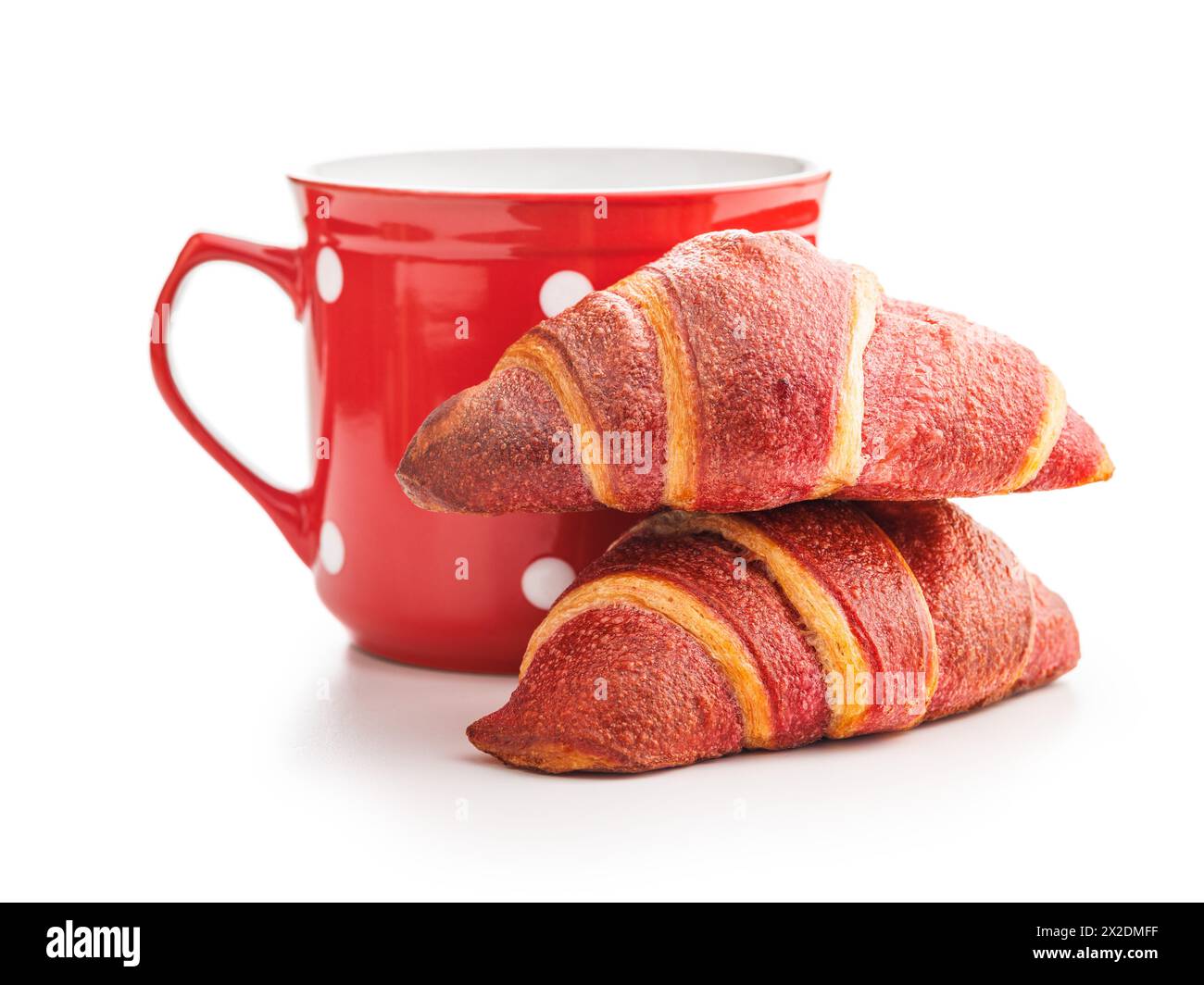 Frisches fruchtiges Croissant mit einer Tasse Kaffee auf weißem Hintergrund Stockfoto