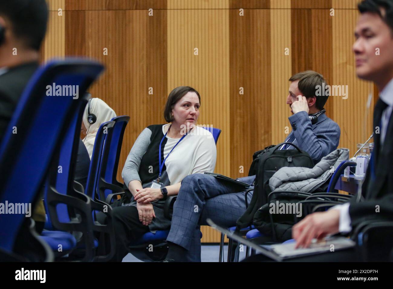 Wien, Österreich, Österreich. April 2024. Ein angesehener Vertreter der Ukraine zu Fragen der Diplomatie im Weltraum spricht mit einem Kollegen im Rechtsunterausschuss des Büros der Vereinten Nationen für Weltraumfragen, der zur 63. Tagung über die friedliche Nutzung des Weltraums zusammenkam, um die Zusammenarbeit zwischen Nationen für die friedliche Erforschung und Nutzung des Weltraums zu fördern Leerraum. Weitere Aufgaben sind die Beratung von Regierungen und Nichtregierungsorganisationen im Bereich des Weltraumrechts. Quelle: ZUMA Press, Inc./Alamy Live News Stockfoto