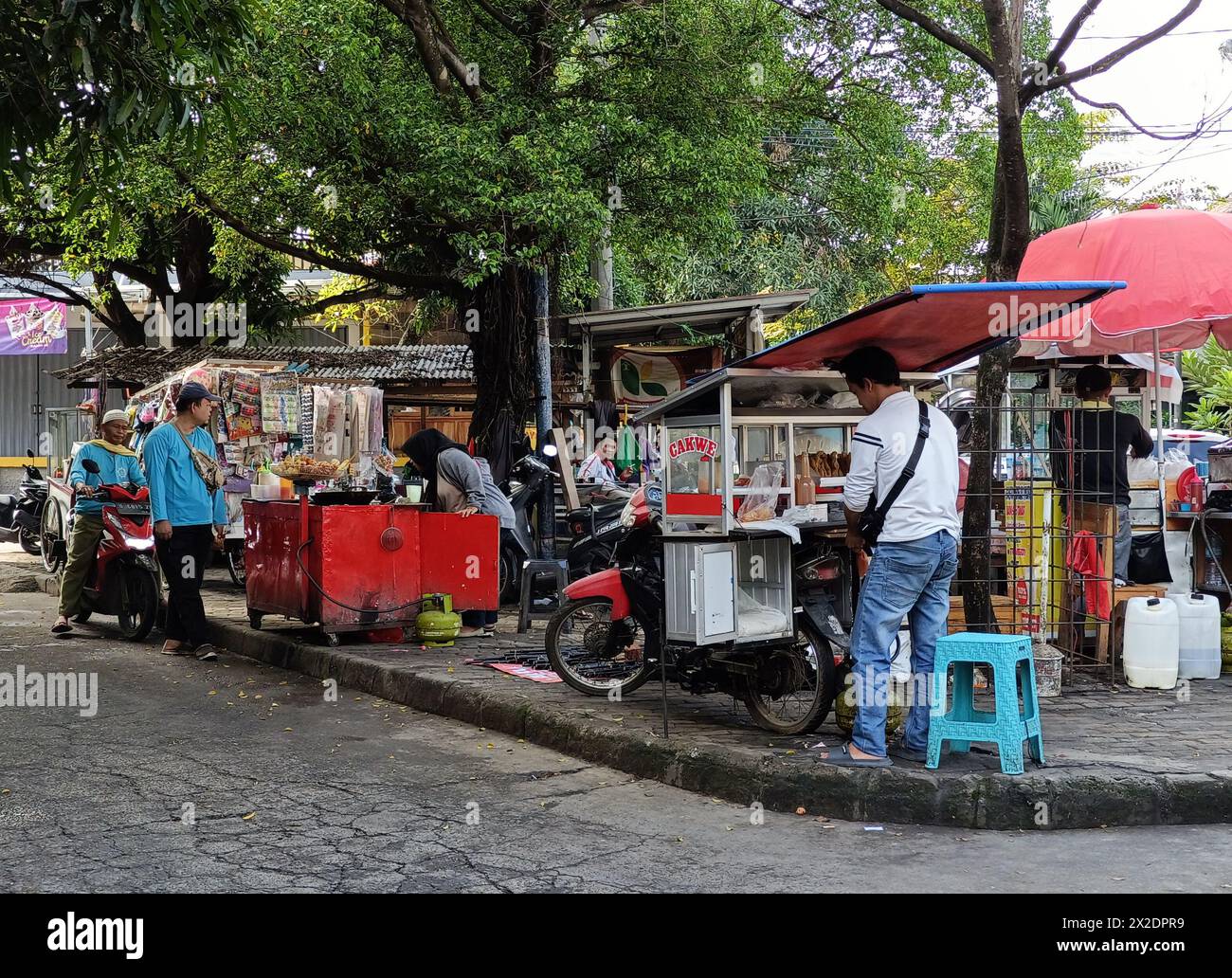 Jakarta, Indonesien - 20. März 2024: Straßenverkäufer in einem Park Stockfoto