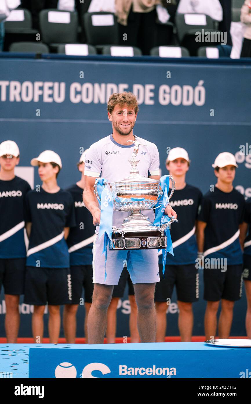 Barcelona, Spanien. April 2024. Casper Ruud aus Norwegen posiert mit Tropy, nachdem er das finale Spiel gegen Stefanos Tsitsipas aus Griechenland beim ATP Barcelona Open Banc Sabadell Tennis Turnier im Real Club de Tennis, Barcelona, Spanien, am 21. April 2024 gewonnen hat. Quelle: Joan Gosa/Xinhua/Alamy Live News Stockfoto