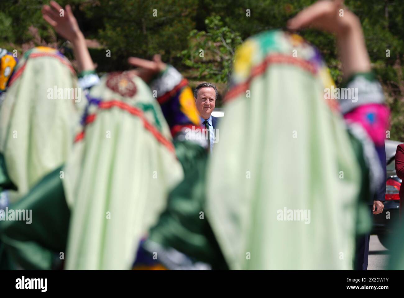 Außenminister Lord David Cameron beobachtet Tänzerinnen und Tänzer bei seiner Ankunft am Nurek Hydro-Electric Project, während er Tadschikistan während seiner fünftägigen Tour durch Zentralasien besucht. Bilddatum: Montag, 22. April 2024. Stockfoto