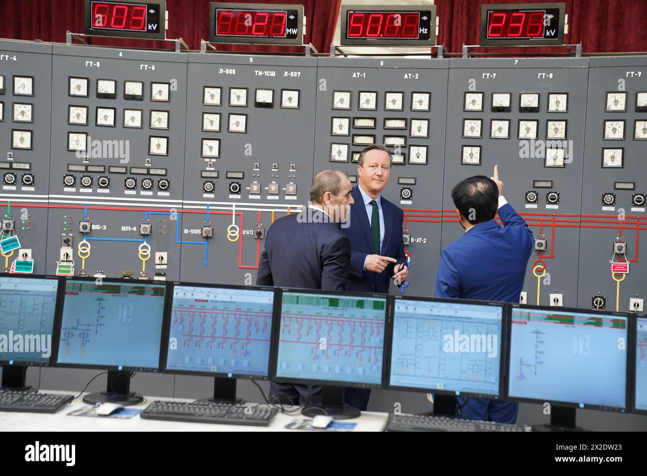 Außenminister Lord David Cameron (Zentrum) im Kontrollraum des Nurek Hydro-Electric Project, während er Tadschikistan während seiner fünftägigen Tour durch Zentralasien besucht. Bilddatum: Montag, 22. April 2024. Stockfoto