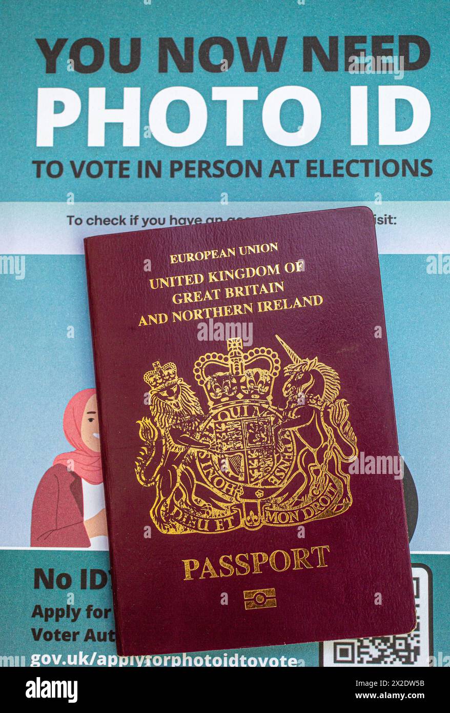 Britischer Reisepass mit einem Faltblatt, aus dem hervorgeht, dass die Wähler in England bei einigen Wahlen einen Lichtbildausweis vorlegen müssen, um an Wahllokalen wählen zu können. UK Stockfoto