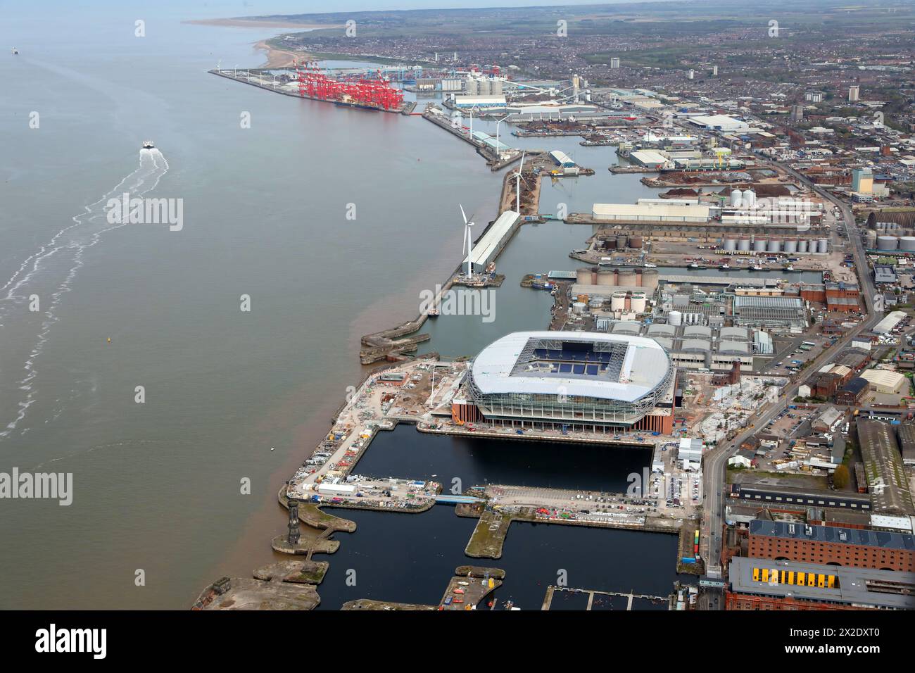 Aus der Vogelperspektive des neuen Everton Stadions im Bau, mit Blick nach Norden in Richtung Seaforth Docks und Containerterminal Stockfoto