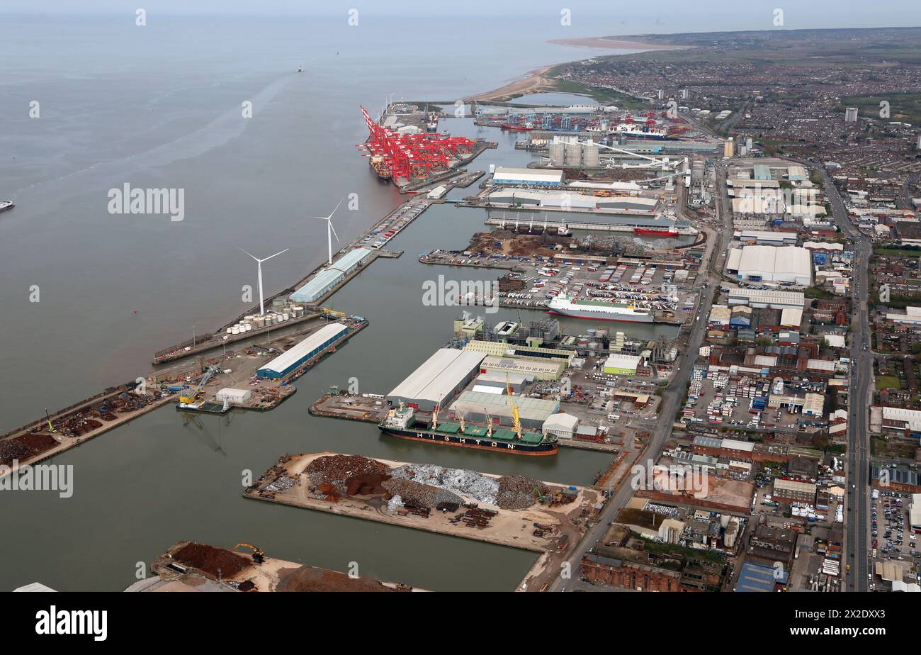 Blick aus der Vogelperspektive auf den Hafen von Liverpool am Fluss Mersey und einschließlich Seatruck Ferries und Deep Sea Terminal & Seaforth Stockfoto