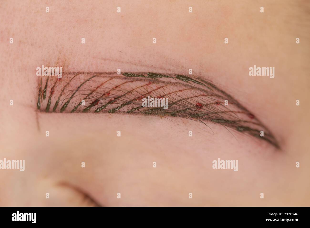 Microblading, winzige haarähnliche Striche für eine natürlich aussehende Braue, semi-permanente Tätowiertechnik für die Augenbrauen, indem eine Illusion entsteht Stockfoto