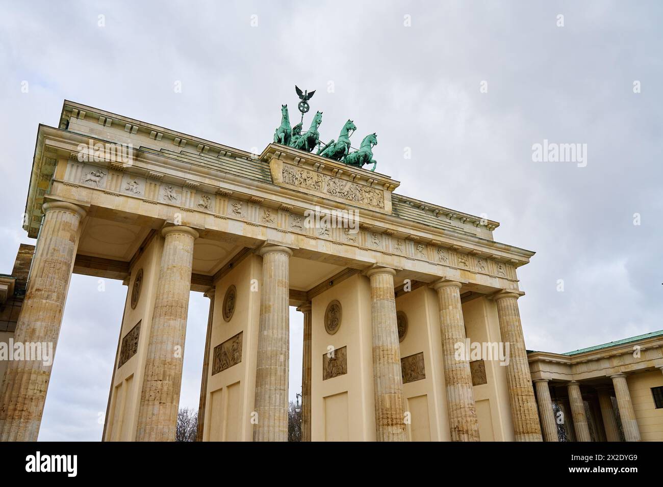 Brandenburger Tor in Berlin. Historisches architektonisches Wahrzeichen in Deutschland. Sehenswürdigkeiten für Touristen Stockfoto