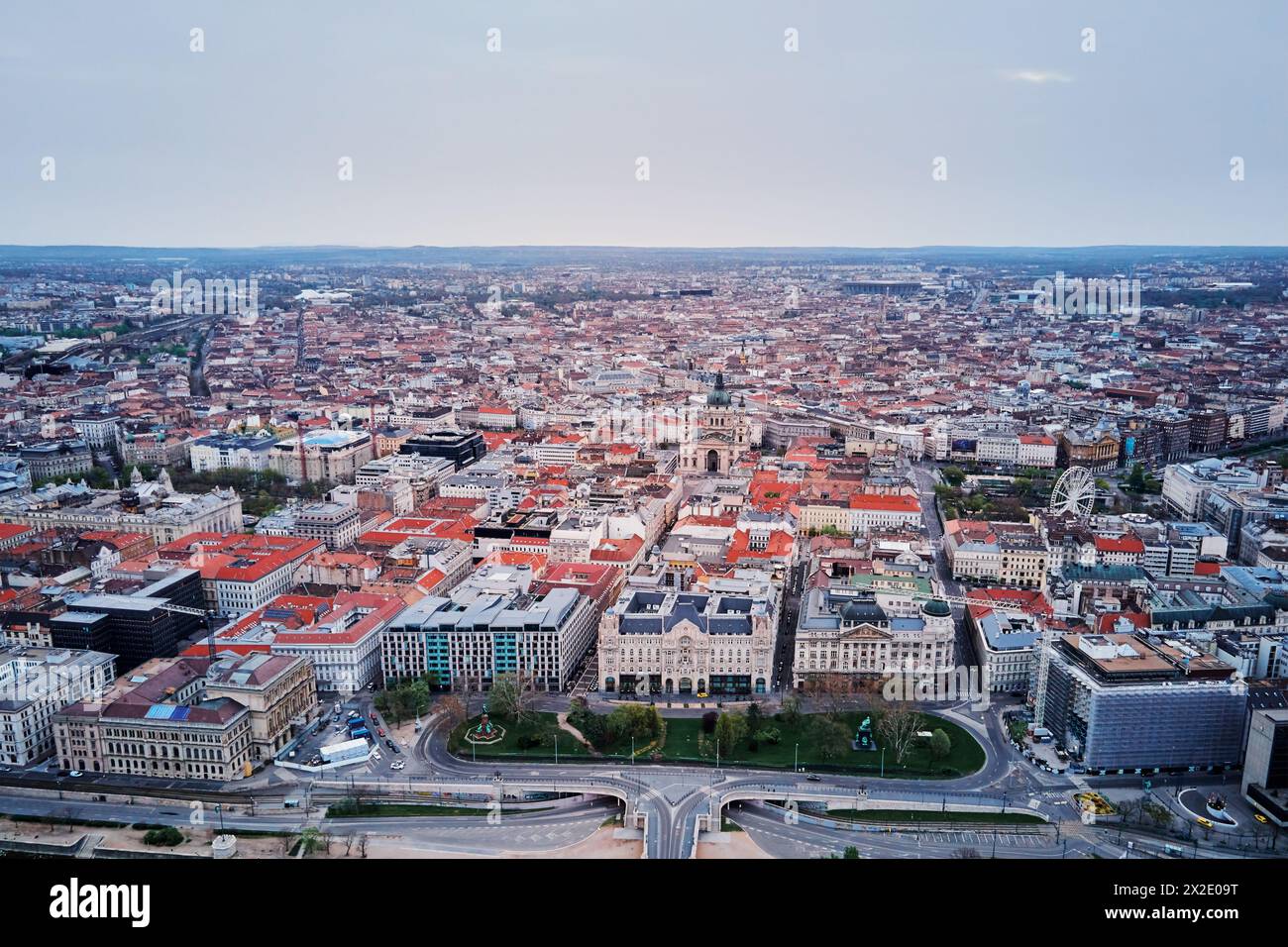 Panoramablick auf die Skyline der Dächer von Budapest. Blick aus der Vogelperspektive auf die Hauptstadt Ungarns mit historischen Gebäuden und berühmten Wahrzeichen Stockfoto