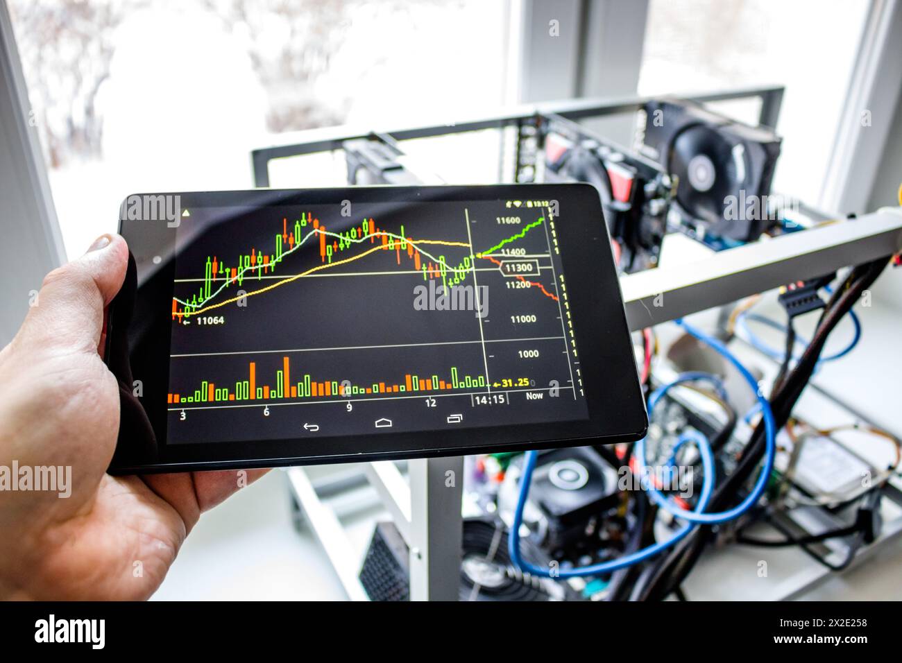 Home Mining Farm für den Abbau von Kryptowährung. Geben Sie den Wechselkurs auf dem Tablet an Stockfoto