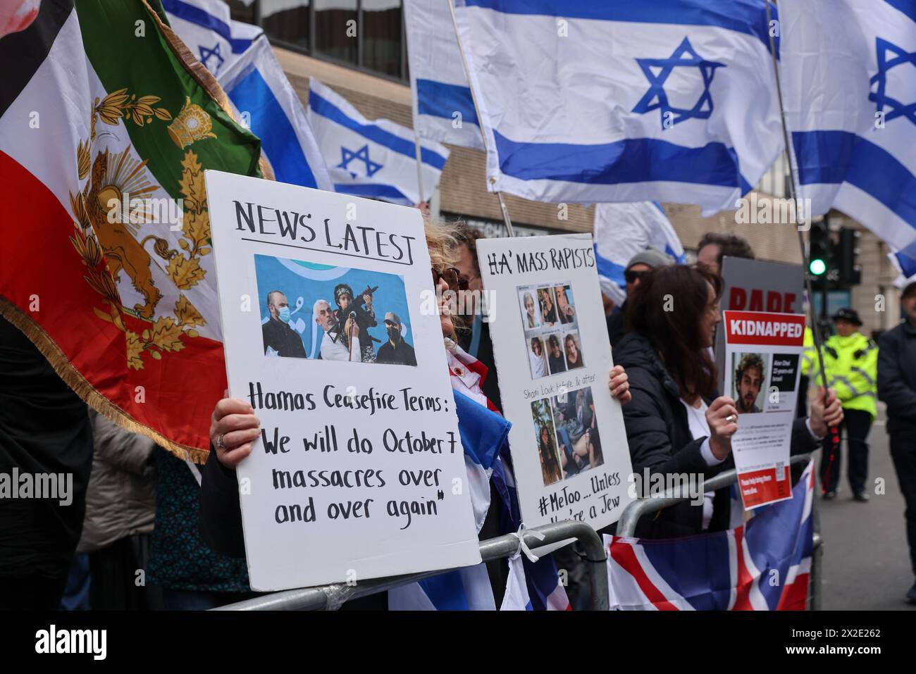 London, Großbritannien. April 2023. Pro-israelische Anhänger mit Plakaten und Fahnen veranstalten einen Gegenprotest während einer pro-palästinensischen Demonstration vor der Barclays Bank an der Tottenham Court Road in London, während der Krieg zwischen Israel und Hamas fortgesetzt wird. (Foto: Steve Taylor/SOPA Images/SIPA USA) Credit: SIPA USA/Alamy Live News Stockfoto