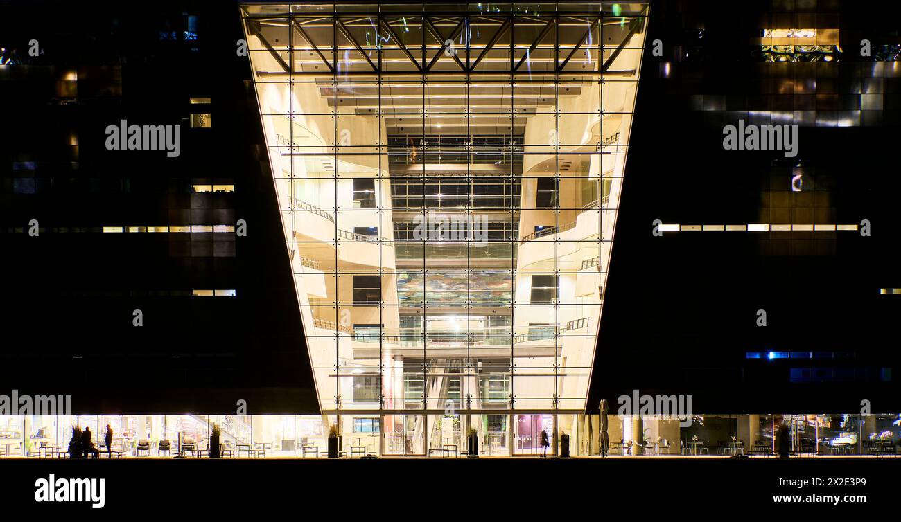 Nächtliche Details der zeitgenössischen Fassade zeigen ein Beispiel skandinavischer Architektur in Kopenhagen. Schwarze rautenförmige moderne Bibliothek außen Stockfoto