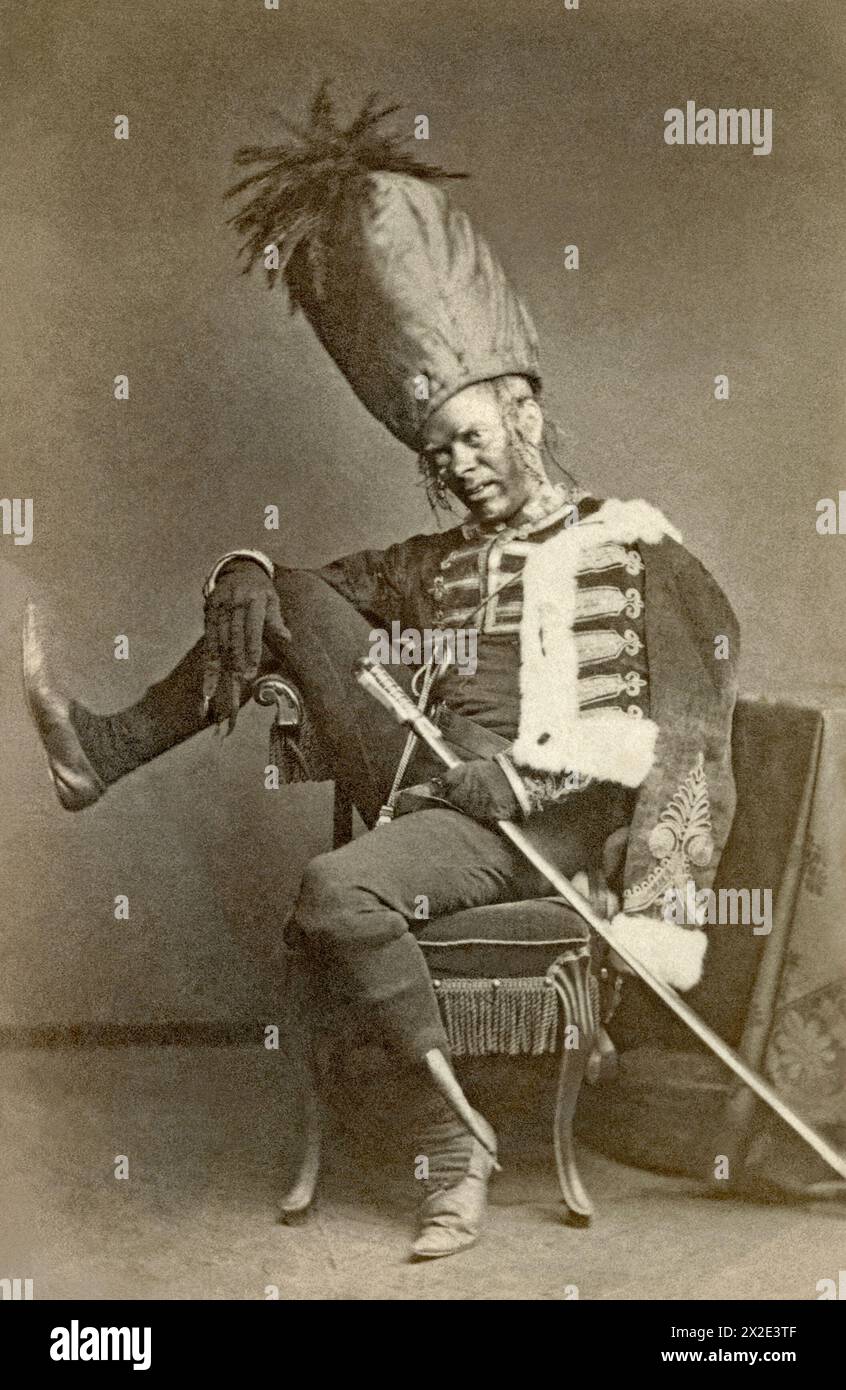 In Militärkostümen posiert der Schauspieler Harry Paulton für die Kamera um 1900. Der in Wolverhampton geborene Paulton (1841–1917) war ein britischer Schauspieler, Komiker, Dramatiker und Autor. Er ist bekannt für sein Libretto für die Comic-Oper „Erminie“ mit dem Komponisten Edward Jakobowski. „Erminie“ war ein großer Erfolg im Vereinigten Königreich und ein noch größerer Erfolg in den USA, wo sie bis in die 1940er Jahre ständig wiederbelebt wurde Paulton schrieb auch Stücke wie die Komödie „Niobe, All Smiles“. Er trat in Großbritannien, den USA, Australien, Neuseeland und anderswo auf – ein viktorianisches und edwardianisches Foto. Stockfoto