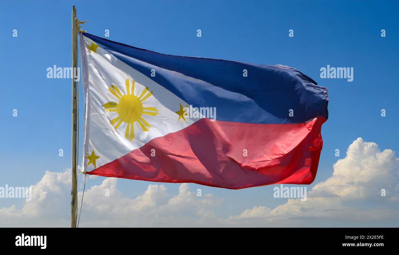 Die Fahne von Philippinen, flattert im Wind, isoliert, gegen den blauen Himmel Stockfoto