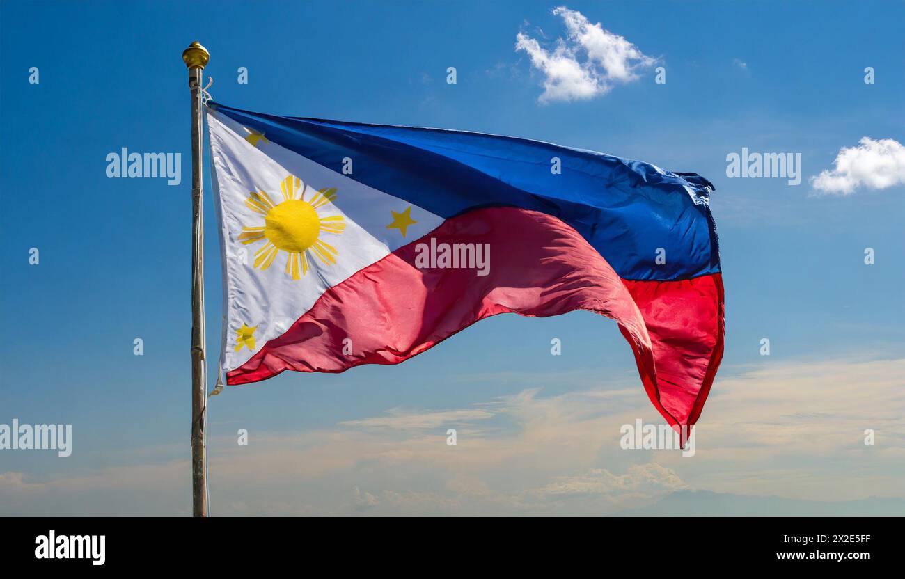 Die Fahne von Philippinen, flattert im Wind, isoliert, gegen den blauen Himmel Stockfoto