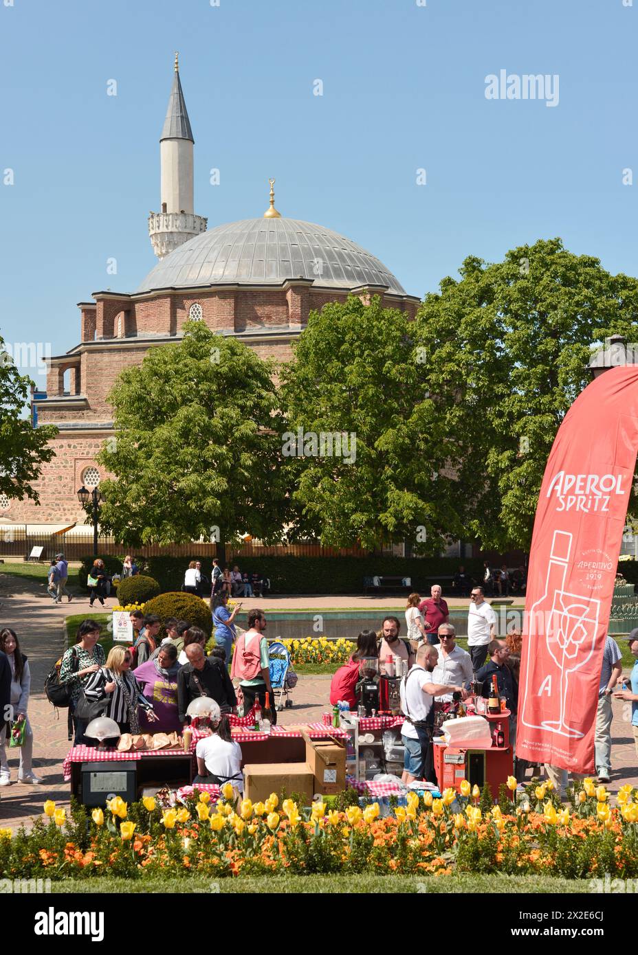 Banya Bashi Moschee und Leute, die am Wochenende auf dem Platz der zentralen Bäder in Sofia, Bulgarien, Osteuropa, Balkan, EU Spaß haben Stockfoto