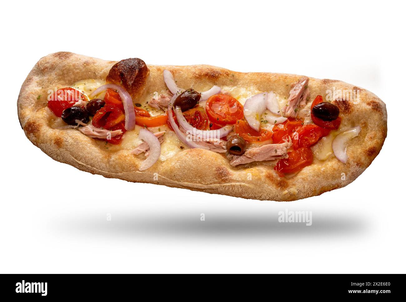 Römische Pinsa, zerstoßene Pizza mit Thunfisch, Tomaten und Zwiebeln und Oliven isoliert auf weiß mit Schneidepfad im Preis inbegriffen Stockfoto