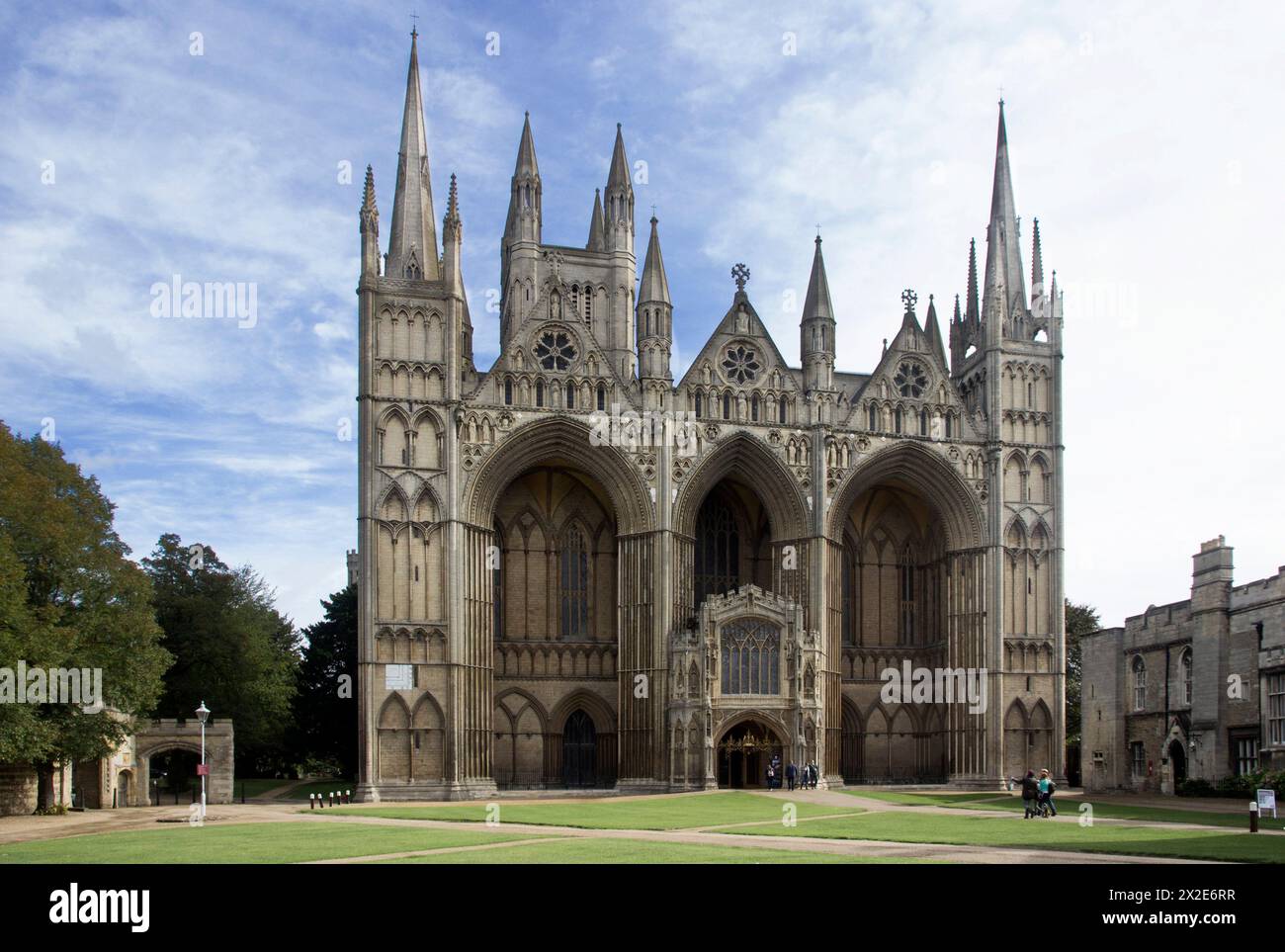 Die normannische gotische Kathedrale von Peterborough, erbaut im 12. Und 13. Jahrhundert, steht an der Stelle einer Klostergemeinschaft, die 654 n. Chr. gegründet wurde. Stockfoto