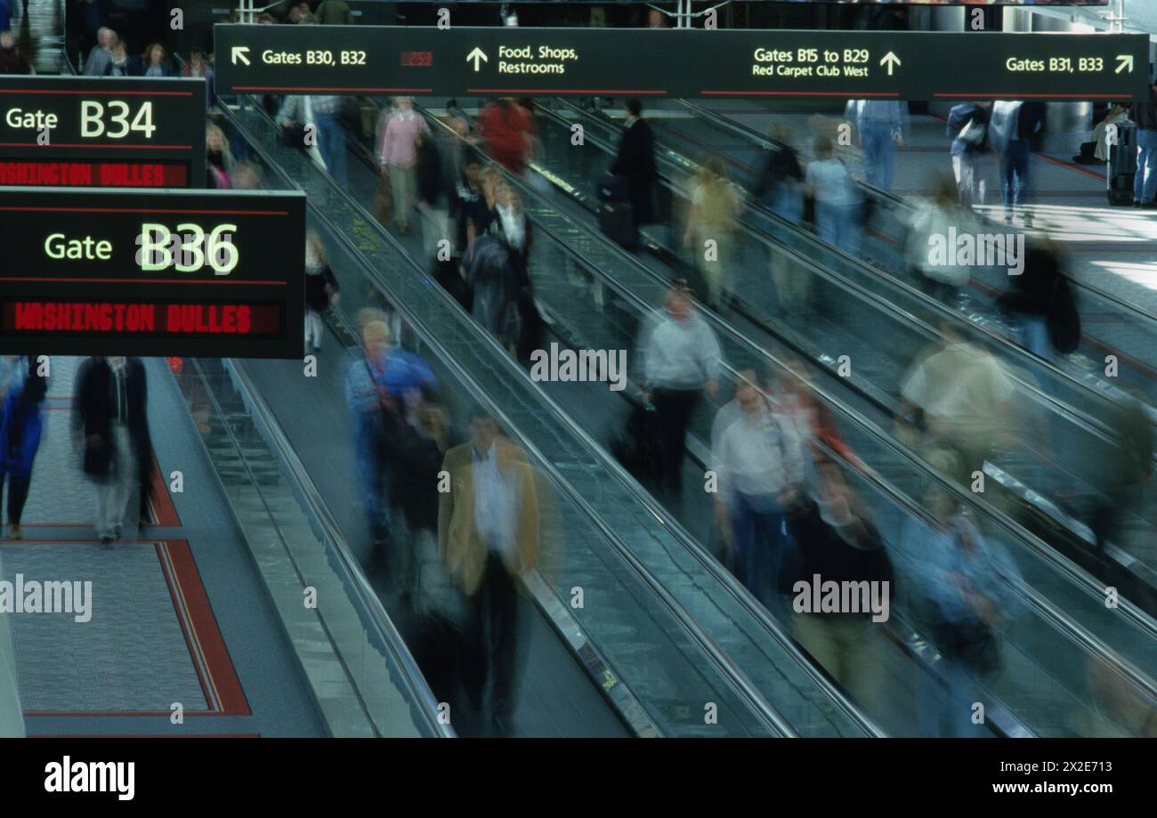 Passagiere des Denver Airport auf dem fahrenden Bürgersteig Stockfoto