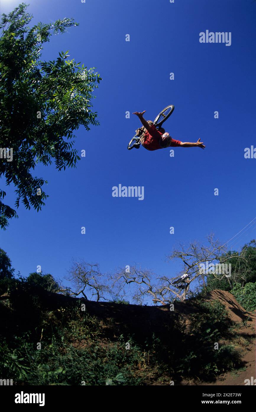 Ein Mann auf seinem Mountainbike, der in San Marcos, Kalifornien, herumspringt Stockfoto