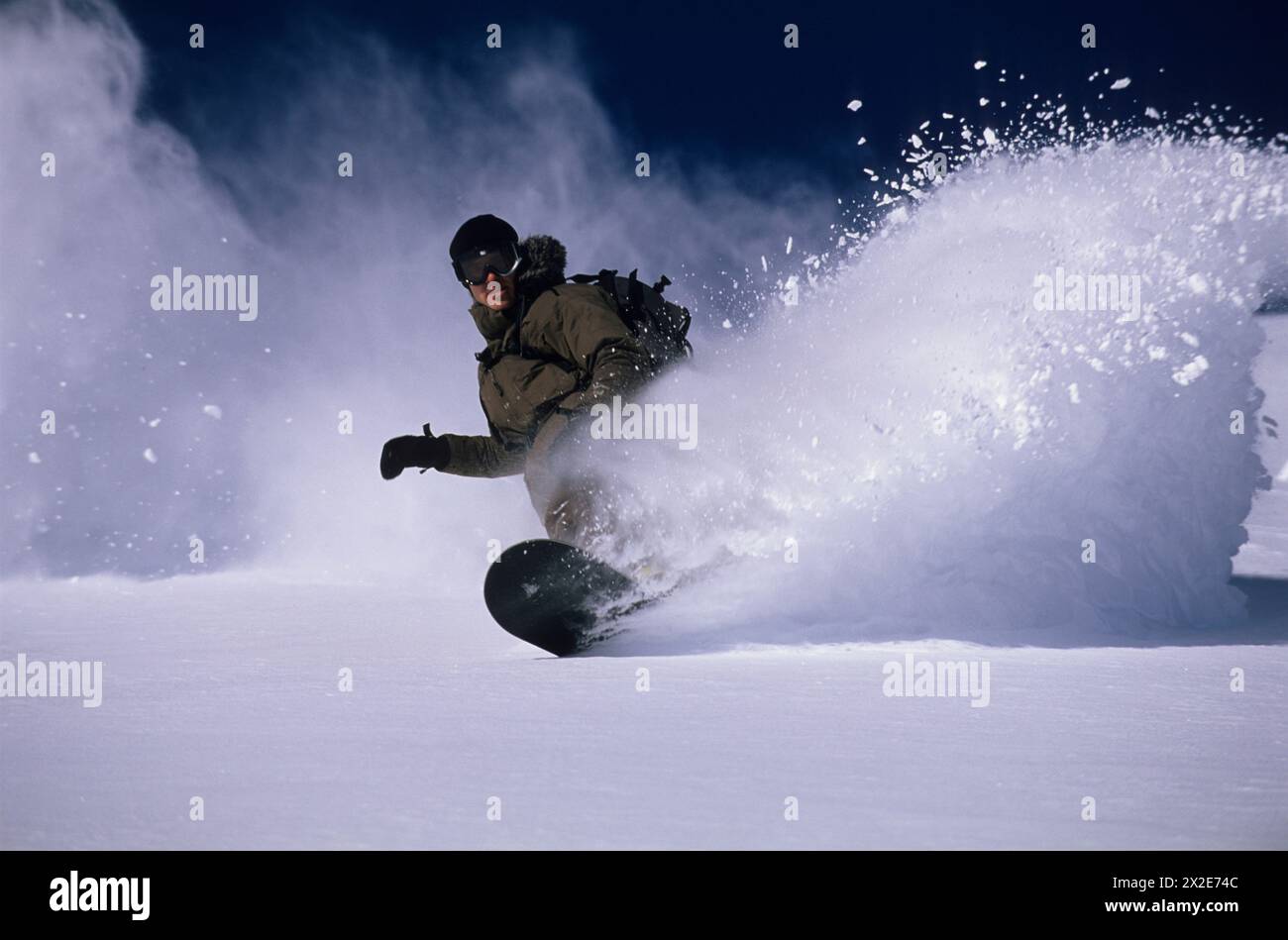 Man Powder Snowboarden in den Wasatch Mountains, Utah Stockfoto