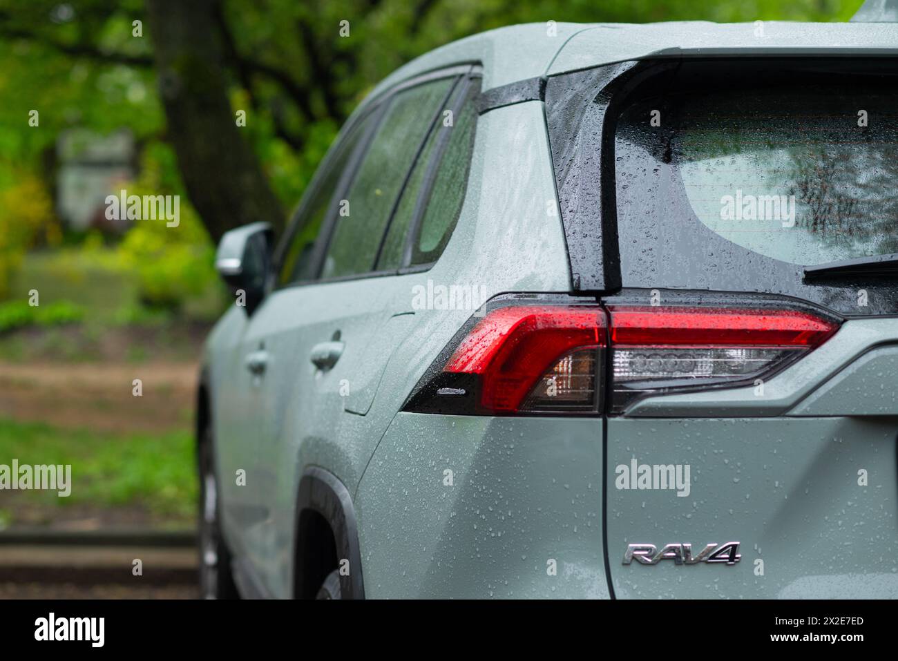 Ein Porträt der Rückseite eines grünen Hybrid-toyota rav4-Fahrzeugs mit dem Hybrid-Symbol oder -Logo. Kiew, Ukraine - April 2024. Stockfoto