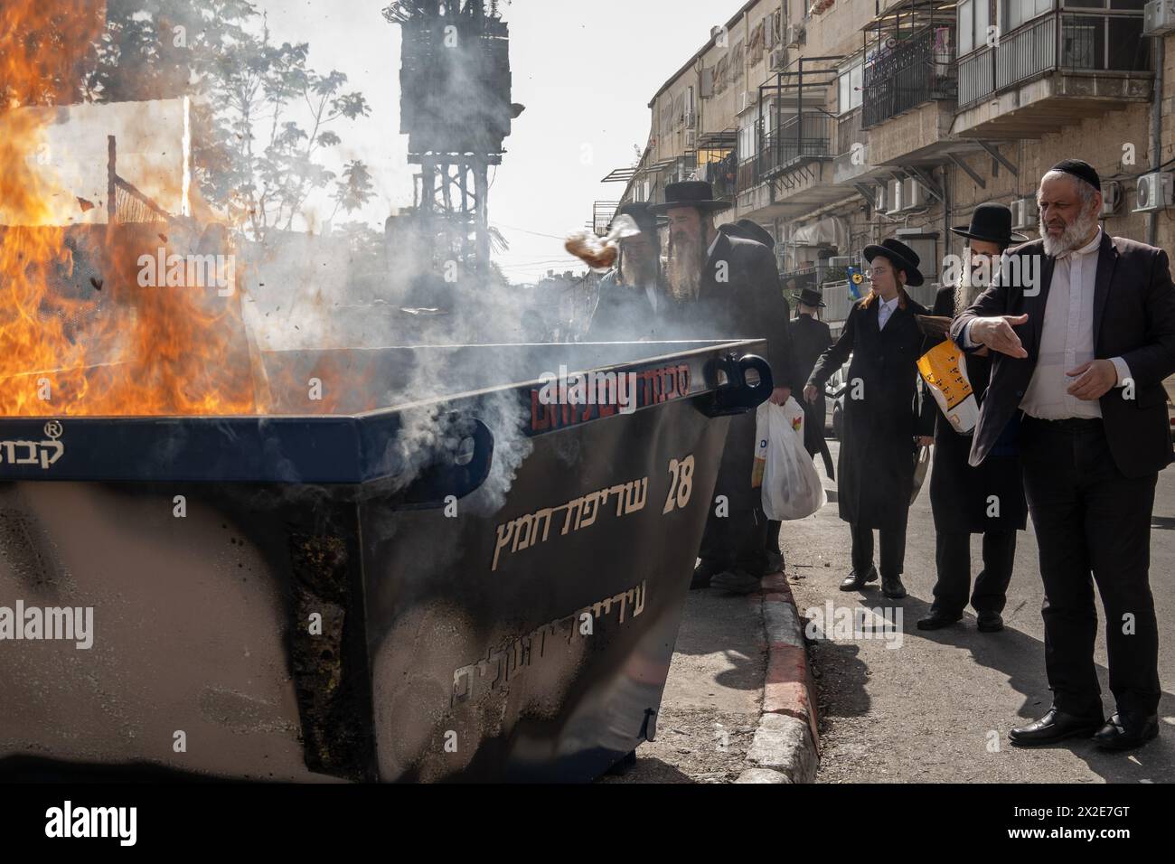 Jerusalem, Israel. April 2024. Ultra-orthodoxe Juden verbrennen Brotreste, gesäuerte Waren und Hefe in der zeremoniellen Biur Chametz, die Verbrennung von gesäuertem Brot, das dazu bestimmt ist, das Land während des Passahs zu reinigen, das heute Nachmittag bei Sonnenuntergang beginnt. Quelle: Nir Alon/Alamy Live News Stockfoto