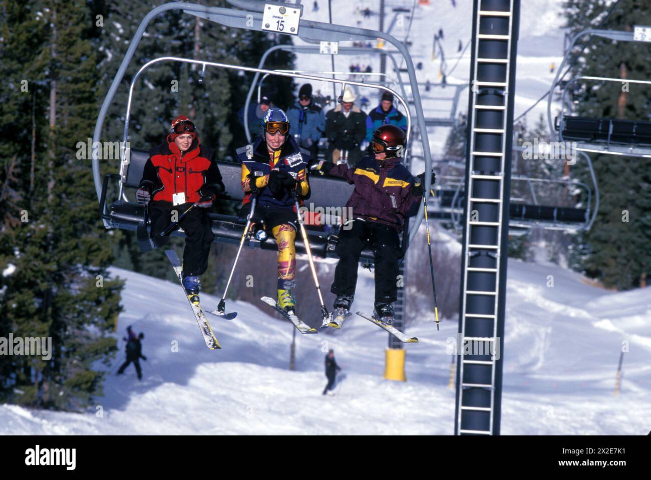 Behinderte Abfahrtsskifahrer Allison Jones, Training im Winter Park Resort, Colorado-Reiten Sessellift mit anderen behinderten Skifahrern Stockfoto