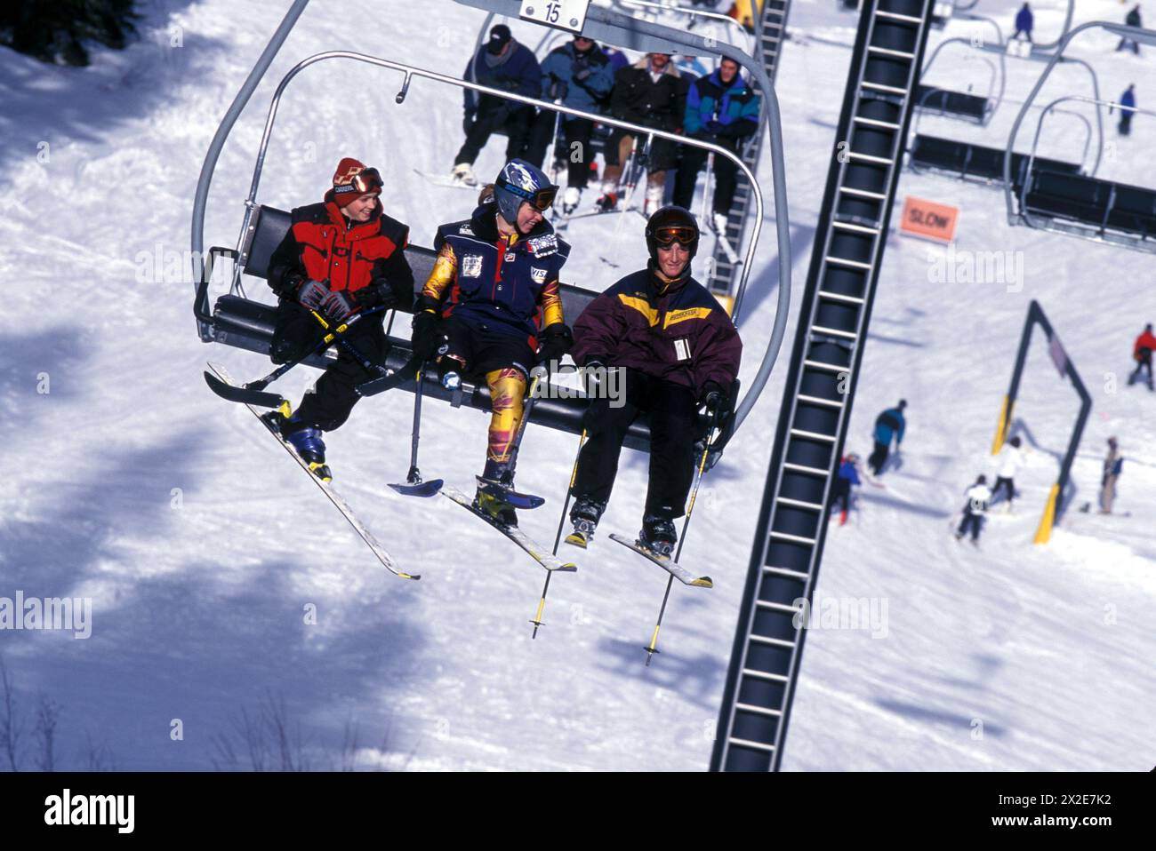 Behinderte Abfahrtsskifahrer Allison Jones, Training im Winter Park Resort, Colorado-Reiten Sessellift mit anderen behinderten Skifahrern Stockfoto