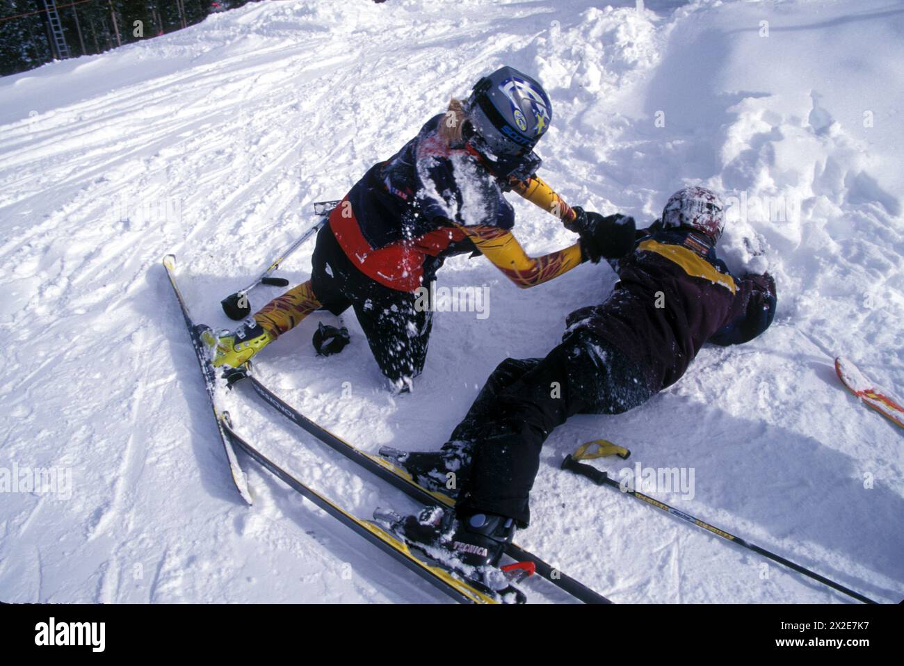 Der behinderte Abfahrtsläufer Allison Jones trainiert im Winter Park Resort, Colorado, wo er mit anderen behinderten Skifahrern kämpft Stockfoto