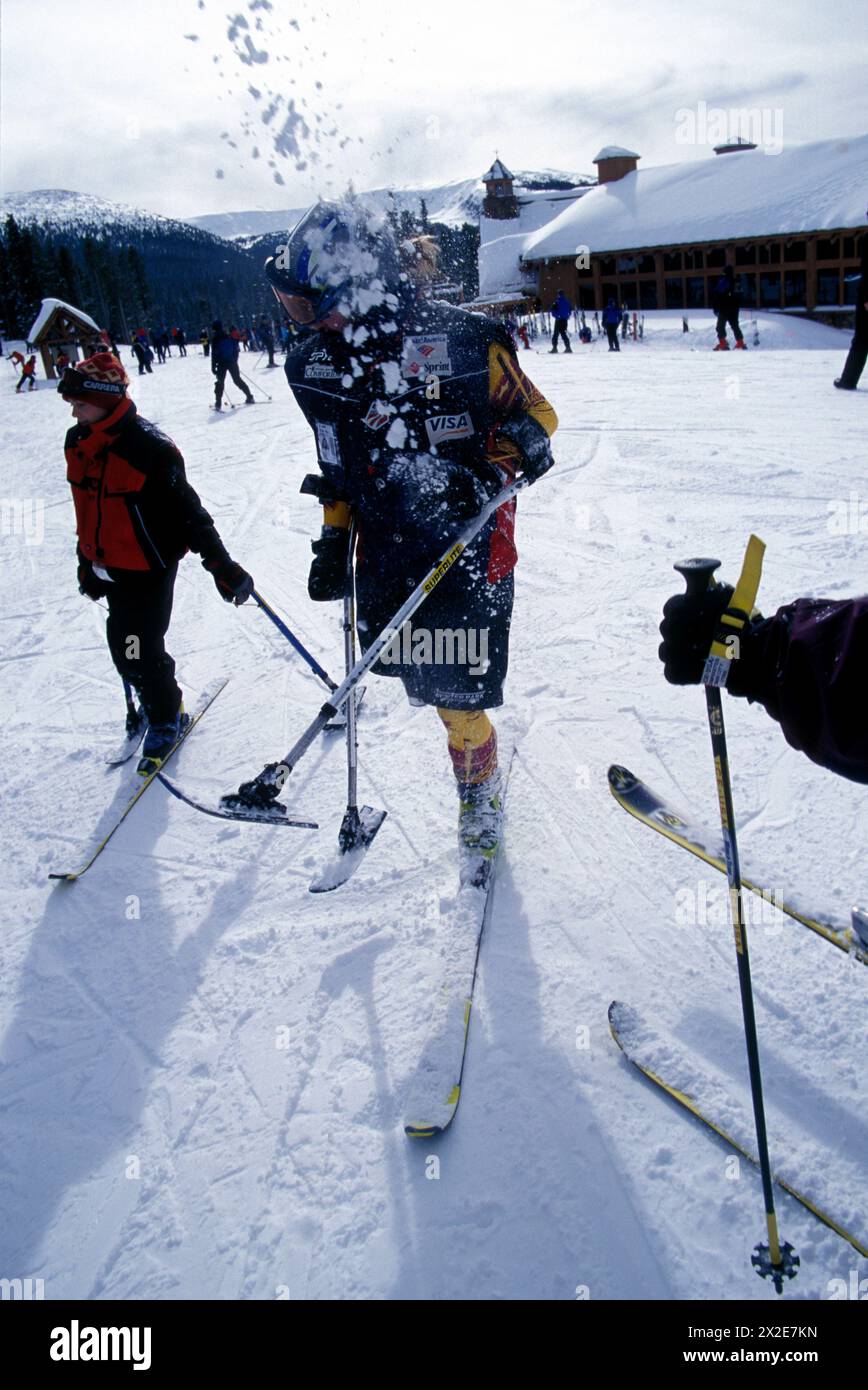 Der behinderte Abfahrtsläufer Allison Jones trainiert im Winter Park Resort, Colorado, wo er einen Schneekampf mit anderen behinderten Skifahrern hat Stockfoto