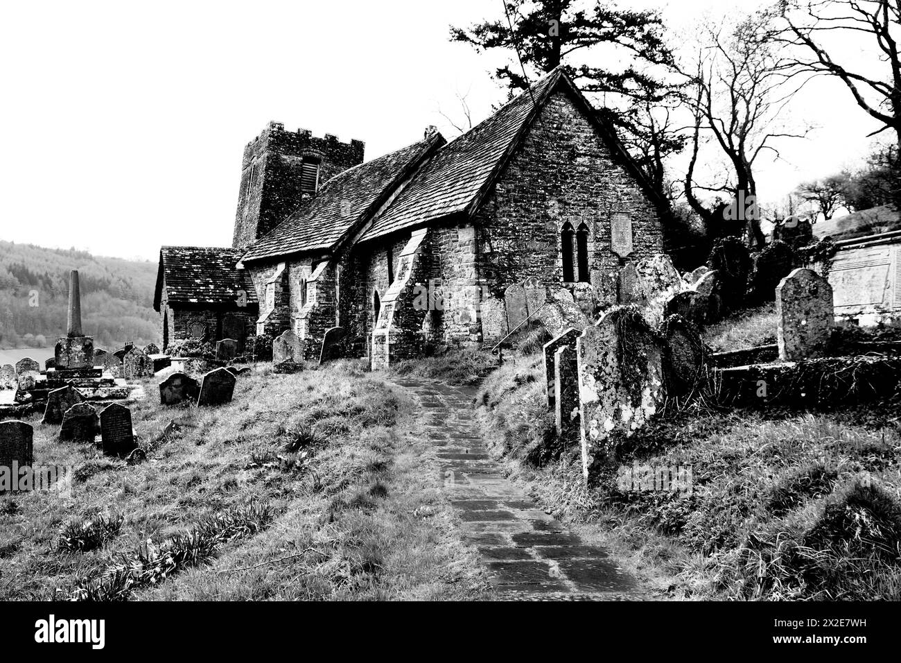 St Martin’s Church, Cwmyoy, Monmouthshire ist ein hauptsächlich denkmalgeschütztes Gebäude des 13. Grades, das vor allem für seine verdrehte, verzerrte Form – das Ergebnis von grou – bekannt ist Stockfoto