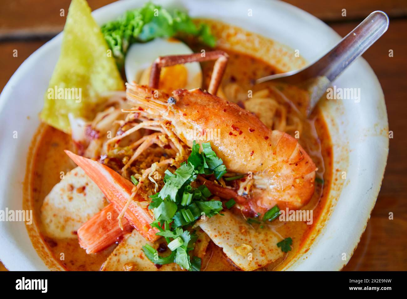 Scharfe tom Yum Nudel mit Garnelen in einer Schüssel Stockfoto