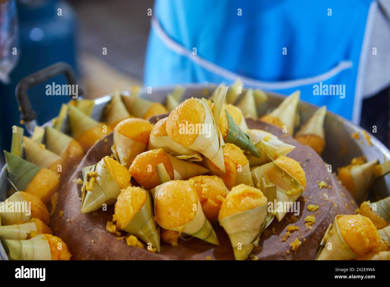Gedämpfter Khanom Tarn oder kleiner Palmkuchen, mit Palmblatt in Topf gewickelt Stockfoto