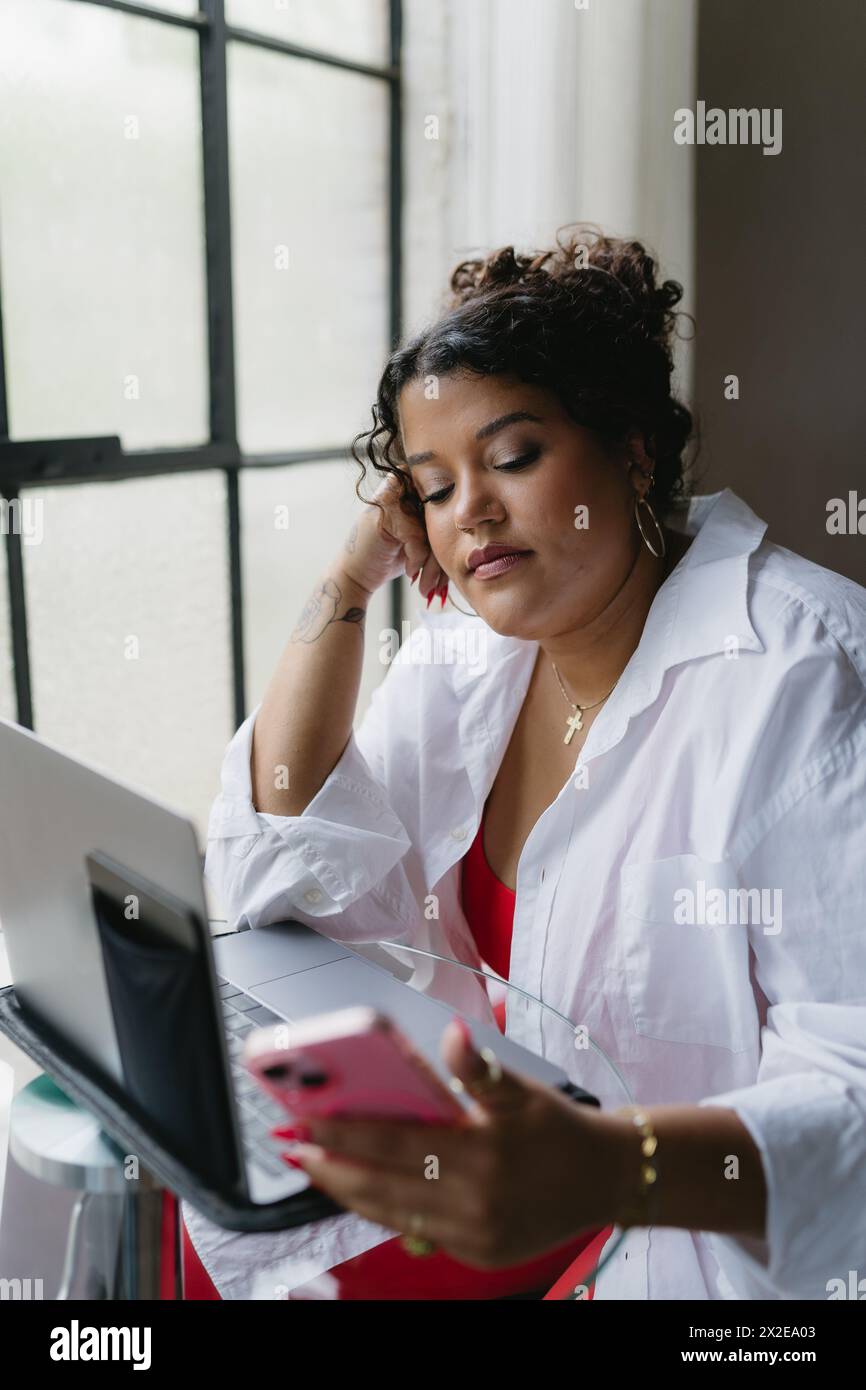 Frau, die sich wegen Arbeit und Finanzen gestresst fühlt Stockfoto