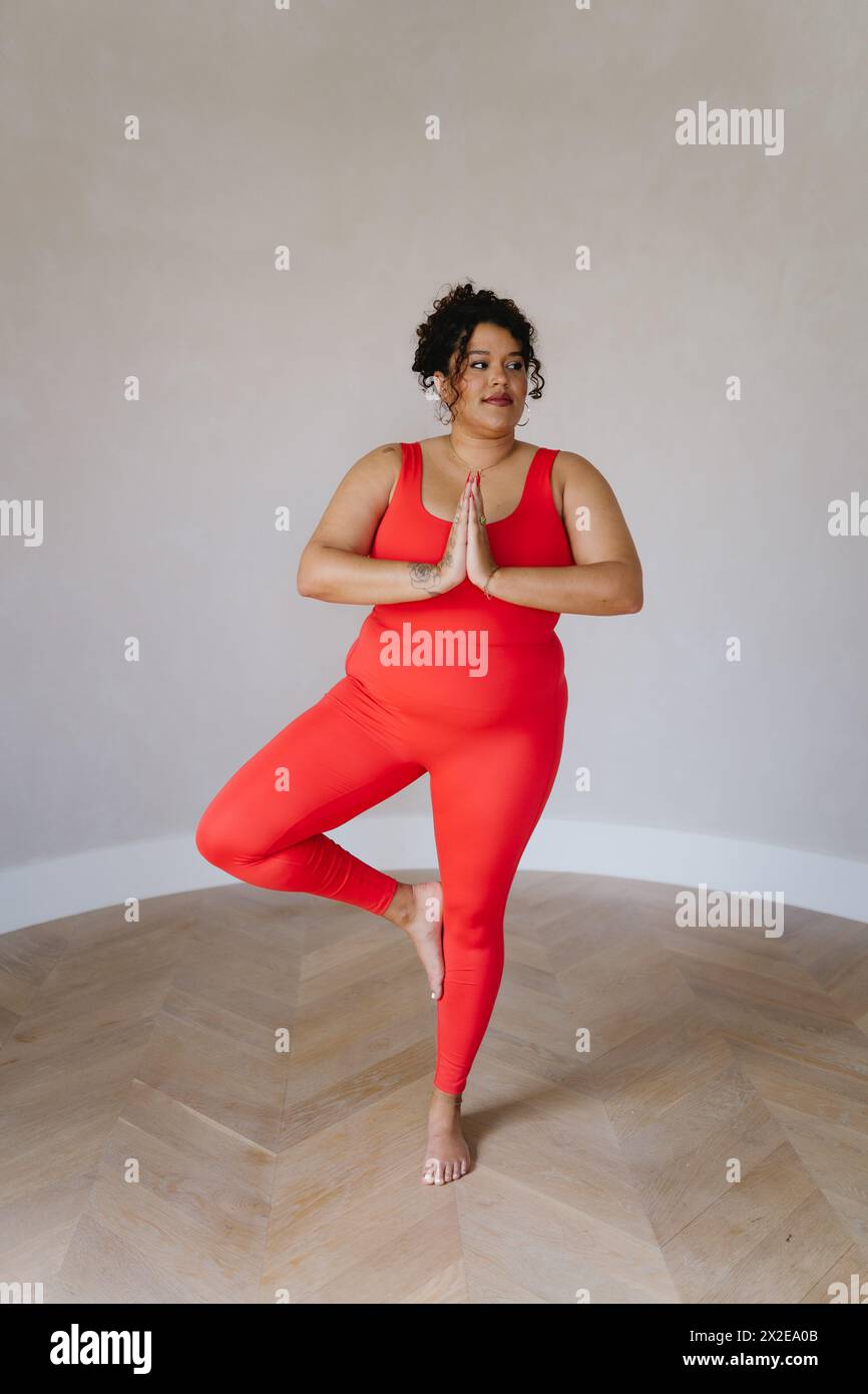 Schwarze Frau, die Yoga macht, posiert Hände in der Herzmitte Stockfoto