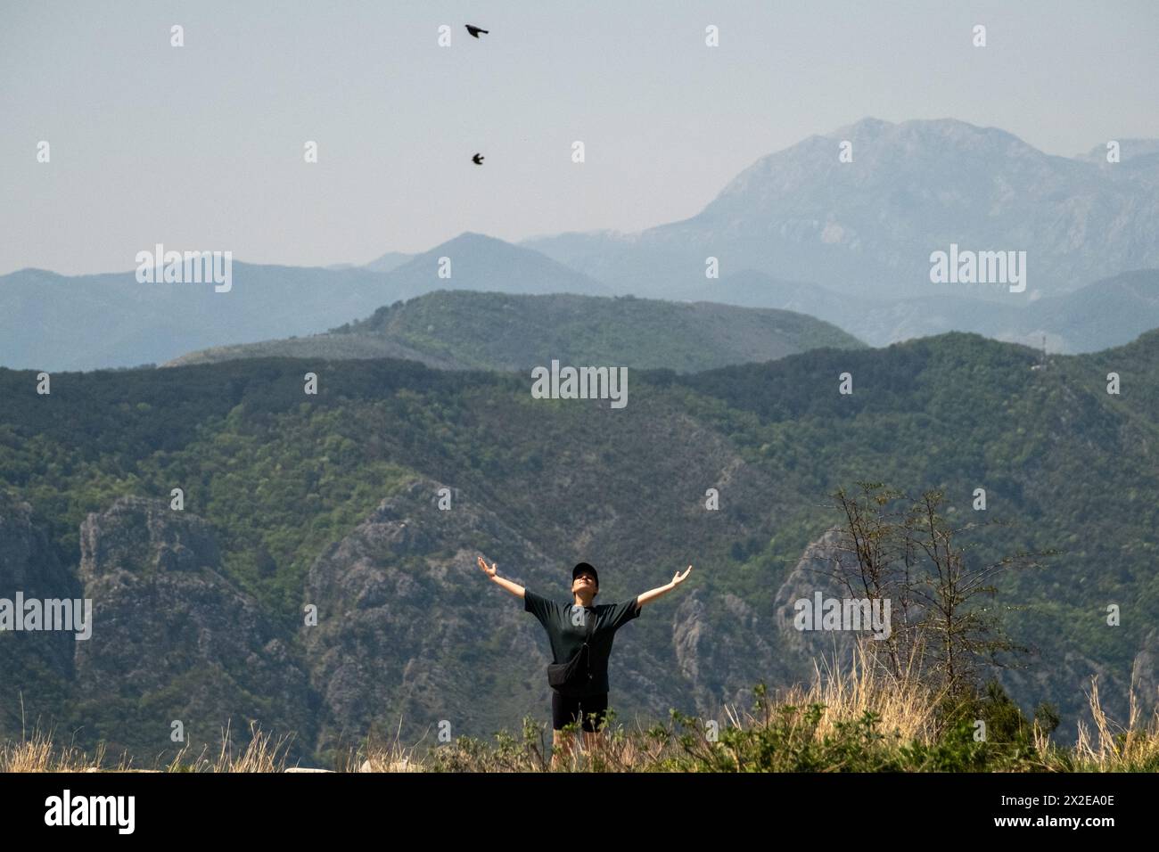 Dankbarkeit in der Natur auf dem Gipfel eines Berges ausdrücken Stockfoto