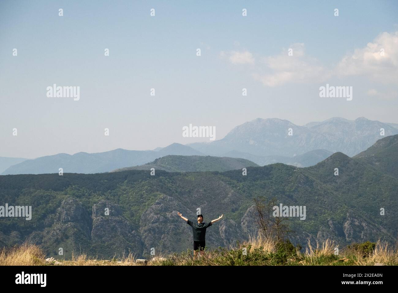 Dankbarkeit in der Natur auf dem Gipfel eines Berges in Kotor Stockfoto