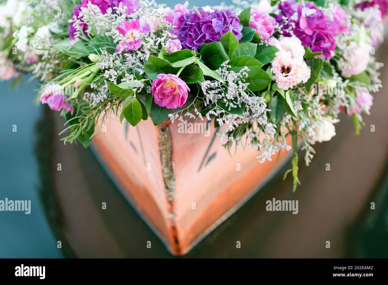 Farbenfrohe Blumenarrangements auf dem Bug eines Bootes Stockfoto