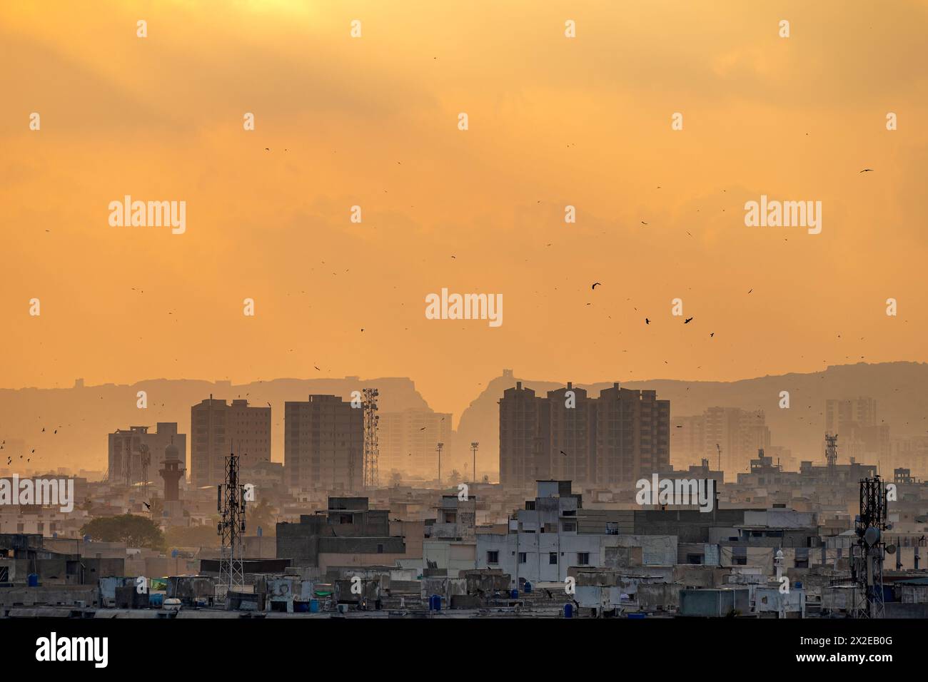 Blick bei Sonnenuntergang von Karachi City aus der Vogelperspektive. Karatschi. Gebäude und Wahrzeichen Stockfoto