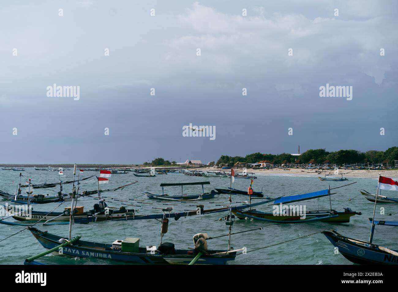 Das Flugzeug fliegt über dem Ozean, Bali. Stockfoto